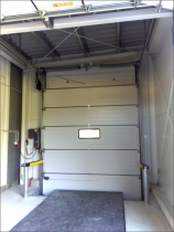 Systém je vyvinut tak, že nákladní automobil lze přistavit k rampě se stále zavřenými dveřmi od jeho nákladového prostoru.
