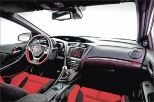 Type R jako speciál má samozřejmě výbavu odpovídající nárokům sportovního vozu