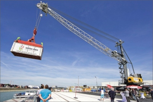 Přístav Vídeň je součástí společnosti Wien Holding a nyní posílila své technické vybavení instalací nového mobilního jeřábu o nosnosti až 84 tun. Je vysoký 55 metrů a může přemísťovat náklady až ve výšce 48 metrů