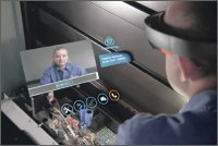 Servisní technik u řídicího systému výtahů ThyssenKrupp komunikuje s centrálou prostřednictvím brýlí Hololens