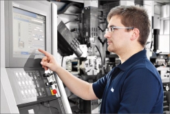 U ohýbacího a lisovacího automatu se servomotory RM-NC sází firma Bihler na řešení automatizace společnosti B&R, což umožňuje vyrábět ohýbané výlisky s výrazně vyšší produktivitou a nižšími náklady. (Zdroj: Bihler)