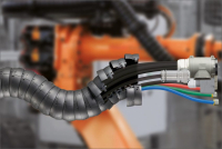 Nové standartní hadicové pakety pro svařovací roboty umožňují rychlou a jednoduchou výměnu celého systému vedení energie na robotu.  (Zdroj: igus GmbH)