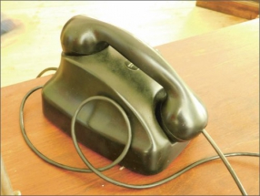 Každý z domů je zde plně elektrifikovaný a do každého je zavedena telefonní linka