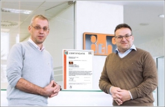 B&R je mezi prvními rakouskými firmami, kterým byl udělen certifikát ISO 9001:2015 od firmy TÜV Rakousko. Richard Ross a Edmund Schatz z oddělení řízení kvality v B&R jsou hrdí na úspěšný audit.