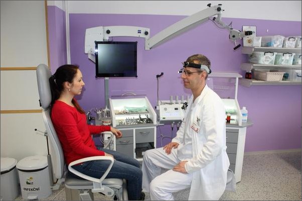 Šumperští lékaři vyšetřují nemocné uši s pomocí nového přístroje
