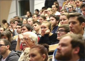 Aula Elektrotechnické fakulty byla nabita dychtivými studenty