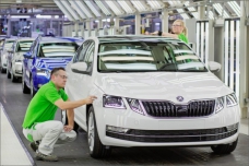 Modernizovaná ŠKODA OCTAVIA sjíždí z linky v hlavním výrobním závodě v Mladé Boleslavi