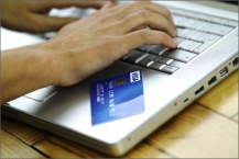 Češi si oblíbili platbu kartou na zahraničních e-shopech