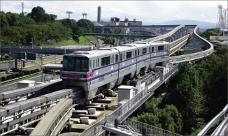 Betonové výhybky komplikují křížení linek sedlových monorailů, jak ukazuje snímek z japonské Ósaky