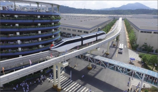 Tříčlánkový čínský SkyRail vyjíždí na testovací jízdu z nového závodu BYD v Shenzenu