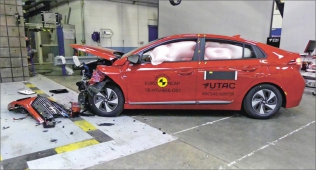 Ioniq si v testu Euro NCAP vysloužil plný počet pěti hvězdiček a s jeho kompletním hodnocením patří k nejlepším ve své třídě (Small Family Car)