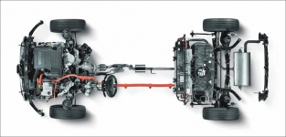 Podvozek a rozložení pohonu s jeho doplňujícími složkami. Do přední partie technici umístili 77kW spalovací motor, 32kW elektromotor a dvouspojkovou šestistupňovou převodovku, v zadní partii jsou uloženy akumulátory typu Li-Poly a palivová nádrž