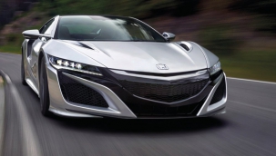 Hybridní pohon všech kol modelu Honda NSX eliminuje prodlevu výfukových turbodmychadel a variabilním rozdělováním hnací síly mezi jednotlivá kola zvyšuje jízdní dynamiku.