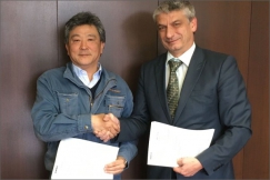 Majitel a prezident společnosti Nakamura Iron Works Co. Ltd. pan Soichiro Nakamura s členem představenstva a generálním ředitelem akciové společnosti ŽĎAS Ing. Miroslavem Šabartem při podpisu kontraktu.