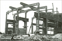 Stavba konstrukce ocelárny rychle pokračuje od 1. SM pece směrem k elektrárně, 25.4.1952 Stavba konstrukce ocelárny rychle pokračuje od 1. SM pece směrem k elektrárně, 25.4.1952