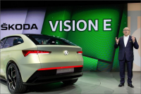 Předseda představenstva společnosti ŠKODA AUTO Bernhard Maier představuje studii ŠKODA Vision E v rámci Volkswagen Group Night v Šanghaji Předseda představenstva společnosti ŠKODA AUTO Bernhard Maier představuje studii ŠKODA Vision E v rámci Volkswagen Group Night v Šanghaji