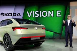 Předseda představenstva společnosti ŠKODA AUTO Bernhard Maier představuje studii ŠKODA Vision E v rámci Volkswagen Group Night v Šanghaji