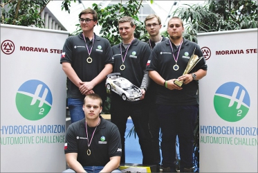 Tým studentů z Třince vyhrál středoškolský závod RC modelů s vodíkovým pohonem