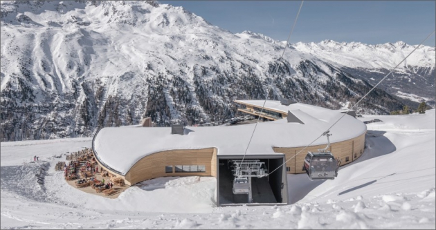 Nová elegantní stavba se tyčí ve výšce 2200 metrů nad mořem