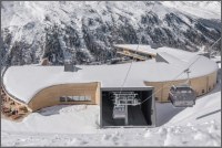 Nová elegantní stavba se tyčí ve výšce 2200 metrů nad mořem