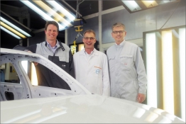 Radost v obchodě Audi s barvami a laky (Ingolstadt, Německo). Zleva Dr. Matthijs Groenewolt, vedoucí pracovník oddělení vývoje krycích a svrchních laků ze společnosti BASF, Dr. Markus Mechtel, šéf marketingu