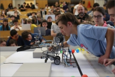 Finále Robosoutěže ČVUT pro základní školy překvapilo rozmanitostí stavebnicových robotů