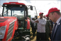 Zambijský prezident Edgar Lungu s ministrem zemědělství ČR Mariánem Jurečkou u ZETORU PROXIMA POWER