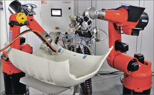 Při lepení vláknových kompozit, na obr. polypropylen se skelnými vlákny, využívá Fraunhofer Institut IWS robotů pro plazmovou předúpravu spoje a nanesení lepidla