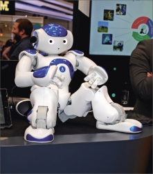 Počítač Watson v hávu humanoidního robota sáhodlouze rozkládal s návštěvníky stánku IBM