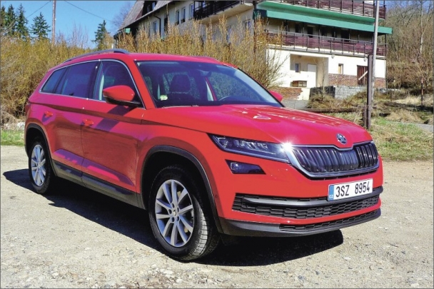 Robustně vyhlíží široká, trojrozměrně tvarovaná maska chladiče, typické pro Kodiaq jsou i světlomety s plynulým přechodem do čelní masky