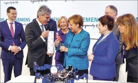 Možnosti aditivní výroby obdivovala i kancléřka Angela Merkelová, v tomto případě ve stánku společnosti Coboty otevírají nové možnosti kooperace člověk-stroj Siemens, kde dostala darem 3D tiskem vyrobenou figurku zpodobňující ji samotnou