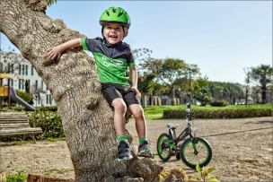 Pro nejmenší cyklisty má ŠKODA v programu černozelené kolo KID 16 s jedním převodem a opěrnými kolečky.