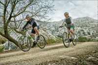 ŠKODA nabízí tři modely horských kol s osmi různými velikostmi rámu. Robustní terénní kola MTB 29, MTB Lady a MTB 29 Full jsou k dispozici s 3 x 9 nebo 2 x 11 rychlostmi. ŠKODA nabízí tři modely horských kol s osmi různými velikostmi rámu. Robustní terénní kola MTB 29, MTB Lady a MTB 29 Full jsou k dispozici s 3 x 9 nebo 2 x 11 rychlostmi.