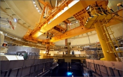 Zhruba 5 km ujede zavážecí stroj mezi bazénem skladování paliva a vedlejším reaktorem.