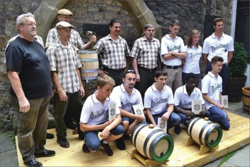 V bílých tričkách jsou bednářští učni z Francie