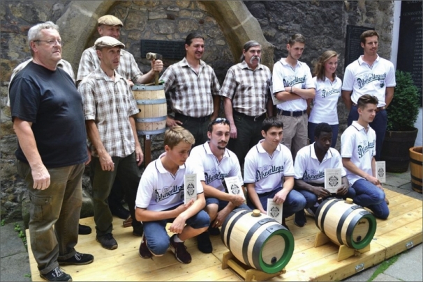 V bílých tričkách jsou bednářští učni z Francie