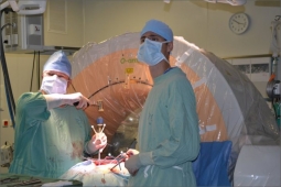 Operace páteře, vlevo operatér MUDr. Vachata