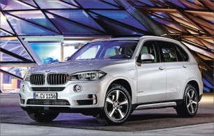 BMW X5 patří mezi vozy typu SUV, jeho délka je 488 cm při rozvoru náprav 293 cm, v jeho výbavě nechybí pohon všech kol