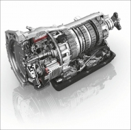 Osmistupňová automatická převodovka ZF je přizpůsobená požadavkům hybridního pohonu a tak na místě měniče momentu najdeme elektromotor o výkonu 83 kW