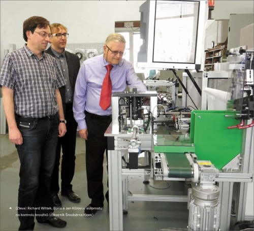 (Zleva) Richard Wíttek, Boris a Jan Kůrovi u automatu na kontrolu kroužků (zákazník Šroubárna Kyjov)