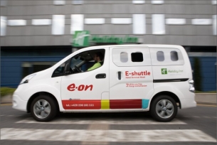 E-shuttle Nissan dokáže přepravit z letiště do hotelu 7 osob