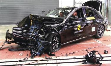 V testu Euro NCAP získalo „Éčko“ největší počet pěti hvězdiček s následujícím hodnocením: ochrana cestujících 95 %, ochrana dětí 90 %, ochrana chodců 77 %, asistenční výbava 62 %