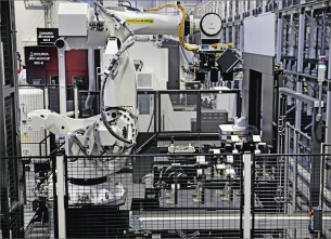 V části výrobního závodu DS2, kde se vyrábějí středně velké komponenty, jsou veškeré procesy od založení materiálu do stroje plně automatizovány