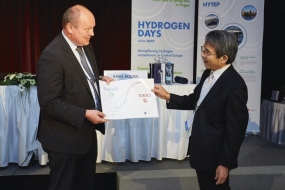 Prof. Bouzek předává organizování další WHTC svému japonskému protějšku. V Tokiu se v roce 2019 ponese konference v duchu „Posouvání vodíkových technologií vpřed“