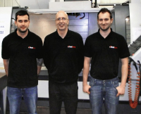 Výrobní ředitel Mark Newcomb s konstruktérem Andrew Newcombem a programátorem Lancem Jobem Výrobní ředitel Mark Newcomb s konstruktérem Andrew Newcombem a programátorem Lancem Jobem