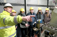 Průvodcem skupiny studentů z UJEP v Ústí nad Labem byl Zdeněk Hlína z odboru řízení provozu Teplárny Trmice. Uprostřed docent Jaroslav Šípal, vedoucí katedry energetiky a elektrotechniky. Průvodcem skupiny studentů z UJEP v Ústí nad Labem byl Zdeněk Hlína z odboru řízení provozu Teplárny Trmice. Uprostřed docent Jaroslav Šípal, vedoucí katedry energetiky a elektrotechniky.