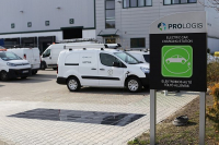 Dlaždice na celkové ploše 4,7 metrů čtverečních jsou v Prologis Park Budapest-Harbor zabudovány do chodníku u nabíjecí stanice pro elektromobily Dlaždice na celkové ploše 4,7 metrů čtverečních jsou v Prologis Park Budapest-Harbor zabudovány do chodníku u nabíjecí stanice pro elektromobily