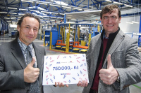 Generální ředitel AGC Automotive Czech Luděk Steklý (vpravo) předal symbolický šek na částku 750.000 korun