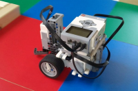 Týmy žáků sestavují robotická vozítka ze stavebnice