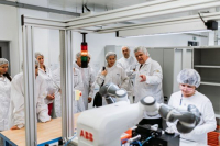 Do provozu továrny je aktivně zapojen i unikátní spolupracující robot YuMi společnosti ABB Do provozu továrny je aktivně zapojen i unikátní spolupracující robot YuMi společnosti ABB